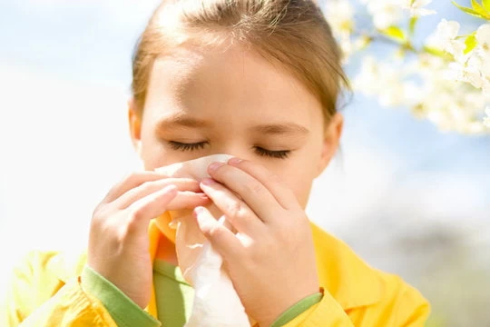 How can we protect the child from spring allergies